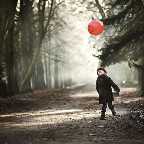kid playing balloon